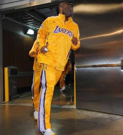 哈登直言詹姆斯冲第五冠没有希望，NBA多位年轻人强势崛起