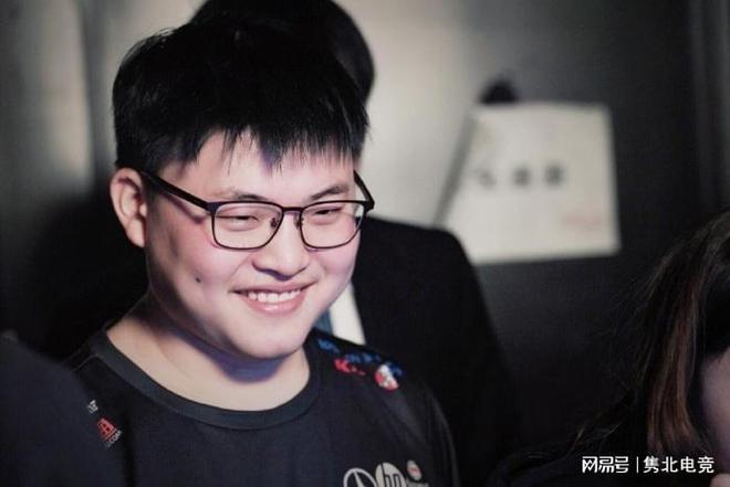 不少球迷在 不少球迷在